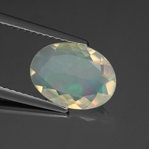 1.53カラットの天然マルチカラーオパール（11.6×8.4 mm・オーバルカット）