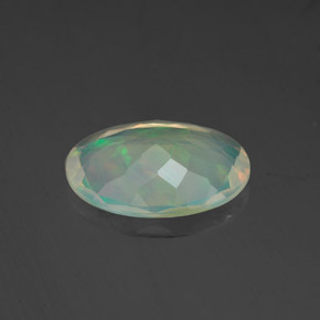 1.53カラットの天然マルチカラーオパール（11.6×8.4 mm・オーバルカット）
