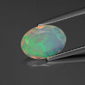 1.06カラットの天然マルチカラーオパール（10.6×7.6 mm・透明）