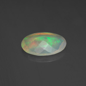 1.06カラットの天然マルチカラーオパール（10.6×7.6 mm・透明）