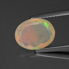 1.36カラットの天然マルチカラーオパール（10.2×7.8 mm・透明）