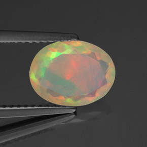 1.36カラットの天然マルチカラーオパール（10.2×7.8 mm・透明）