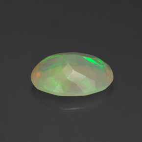 1.36カラットの天然マルチカラーオパール（10.2×7.8 mm・透明）