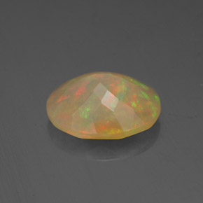 2.16カラットの天然マルチカラーオパール（11.1×9.1 mm・透明）