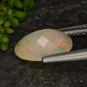 1.35カラットの天然マルチカラーオパール（10×8 mm・透明）