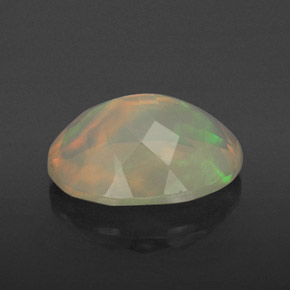 1.59カラットの天然マルチカラーオパール（10.2×8.1 mm・オーバルカット）