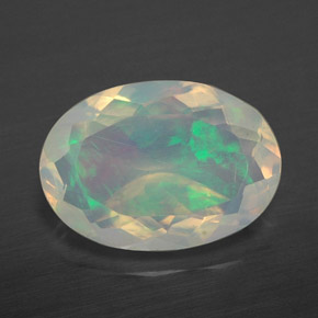 2.27カラットの天然マルチカラーオパール（13×9.1 mm・オーバルカット）