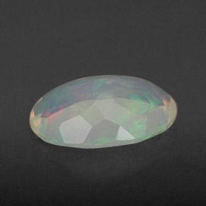 2.27カラットの天然マルチカラーオパール（13×9.1 mm・オーバルカット）