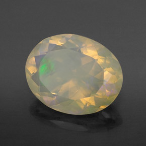 2.34カラットの天然マルチカラーオパール（11.8×9.3 mm・透明）