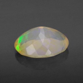2.34カラットの天然マルチカラーオパール（11.8×9.3 mm・透明）