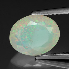 1.53カラットの天然マルチカラーオパール（10.6×8.6 mm・透明）