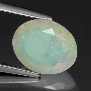 1.53カラットの天然マルチカラーオパール（10.6×8.6 mm・透明）