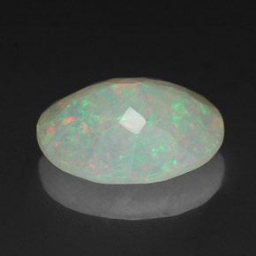 1.53カラットの天然マルチカラーオパール（10.6×8.6 mm・透明）