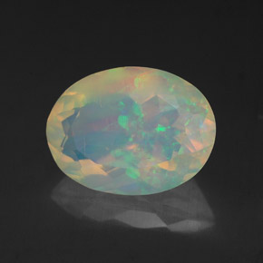 1.93カラットの天然マルチカラーオパール（11×8.2 mm・透明）