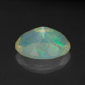 1.93カラットの天然マルチカラーオパール（11×8.2 mm・透明）