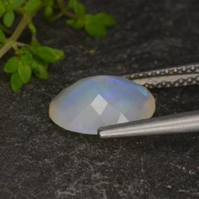 1.35カラットの天然マルチカラーオパール（10.2×8.1 mm・オーバルカット）