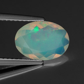 1.12カラットの天然マルチカラーオパール（10.6×7.6 mm・透明）
