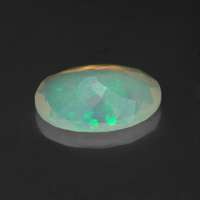 1.12カラットの天然マルチカラーオパール（10.6×7.6 mm・透明）
