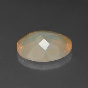 1.39カラットの天然マルチカラーオパール（10.1×8.1 mm・透明）