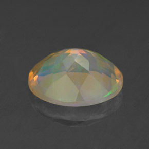 1.63カラットの天然マルチカラーオパール（10.1×8.1 mm・オーバルカット）
