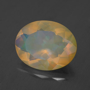 1.54カラットの天然マルチカラーオパール（10.1×8.1 mm・透明）