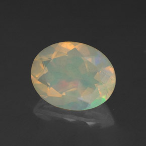 1.52カラットの天然マルチカラーオパール（9.9×7.8 mm・透明）