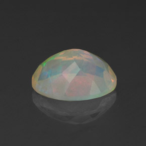 1.52カラットの天然マルチカラーオパール（9.9×7.8 mm・透明）