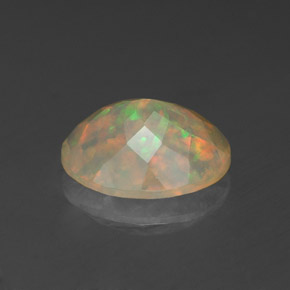 1.39カラットの天然マルチカラーオパール（10×8 mm・透明）
