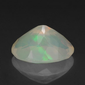 1.97カラットの天然マルチカラーオパール（11.3×8.3 mm・透明）