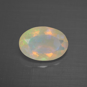 1.38カラットの天然マルチカラーオパール（10.5×7.3 mm・透明）