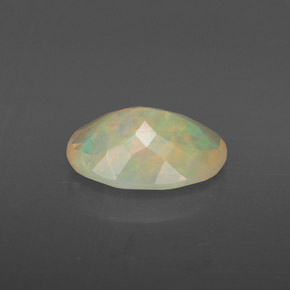 1.38カラットの天然マルチカラーオパール（10.5×7.3 mm・透明）