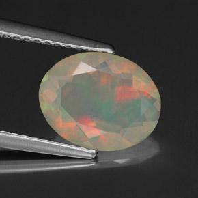 1.37カラットの天然マルチカラーオパール（10.1×7.9 mm・透明）