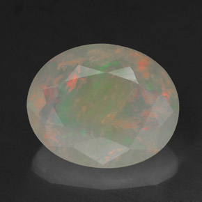 2.18カラットの天然マルチカラーオパール（11.2×9.1 mm・透明）