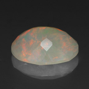 2.18カラットの天然マルチカラーオパール（11.2×9.1 mm・透明）