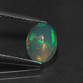 0.92カラットの天然マルチカラーオパール（8×6.1 mm・透明）