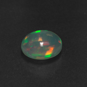 0.92カラットの天然マルチカラーオパール（8×6.1 mm・透明）