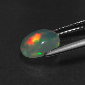 0.92カラットの天然マルチカラーオパール（8×6.1 mm・透明）