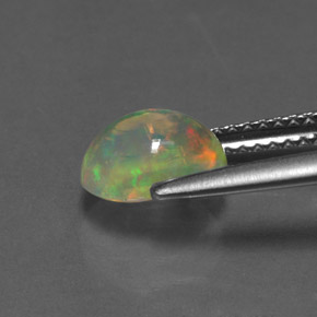 1.11カラットの天然マルチカラーオパール（8.1×6.2 mm・オーバルカット）