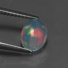 0.89カラットの天然マルチカラーオパール（8.1×6.1 mm・オーバルカット）