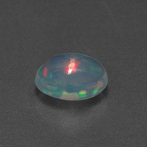 0.89カラットの天然マルチカラーオパール（8.1×6.1 mm・オーバルカット）