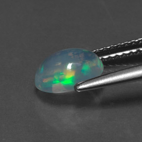 0.89カラットの天然マルチカラーオパール（8.1×6.1 mm・オーバルカット）