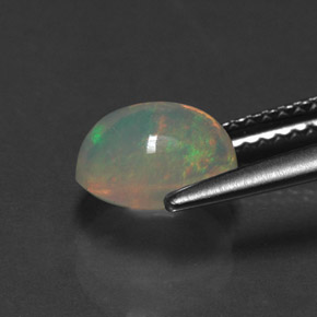 1.20カラットの天然マルチカラーオパール（8.1×6.1 mm・透明）