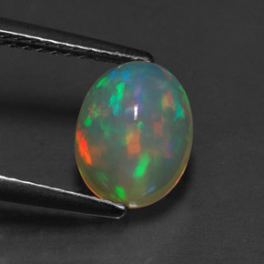 1.37カラットの天然マルチカラーオパール（9.1×7 mm・透明）