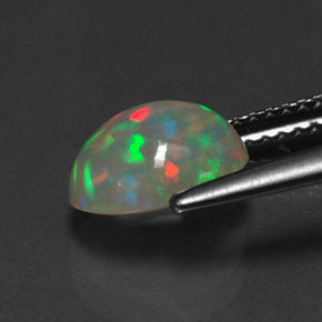 1.37カラットの天然マルチカラーオパール（9.1×7 mm・透明）