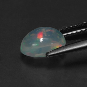 1.01カラットの天然マルチカラーオパール（8×6.1 mm・オーバルカット）