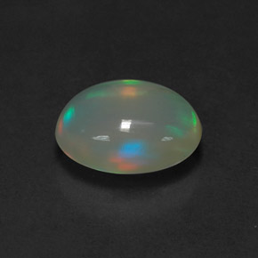 1.04カラットの天然マルチカラーオパール（9.1×7.1 mm・透明）