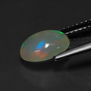 1.04カラットの天然マルチカラーオパール（9.1×7.1 mm・透明）