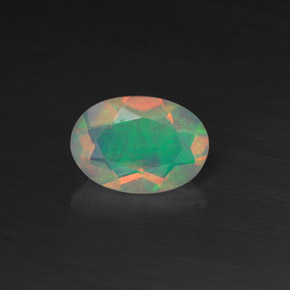 0.44カラットの天然マルチカラーオパール（7.1×5 mm・オーバルカット）