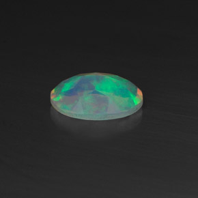 0.44カラットの天然マルチカラーオパール（7.1×5 mm・オーバルカット）
