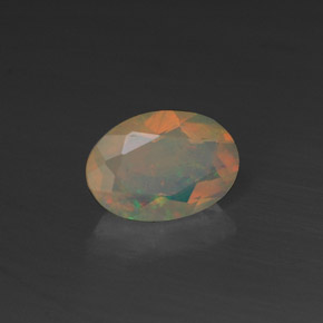 0.45カラットの天然マルチカラーオパール（7.2×5 mm・透明）